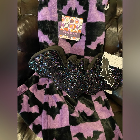 NOVOGRATZ/CUPCAKES AND CASHMERE Other - NOVOGRATZ & CUPCAKES AND CASHMERE NWT Bat Faux Fur Throw & Sequin Pillow 💜🦇💜